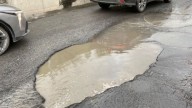 Baches camino al aeropuerto, un dolor para conductores