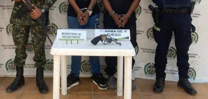 Policía captura a dos sujetos que hirieron a dos hermanos con arma de fuego para hurtarles una moto