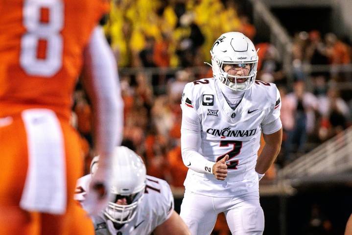 Deadspin | Steady QB Brendan Sorsby leads No. 24 Cincinnati to rout of Oklahoma State