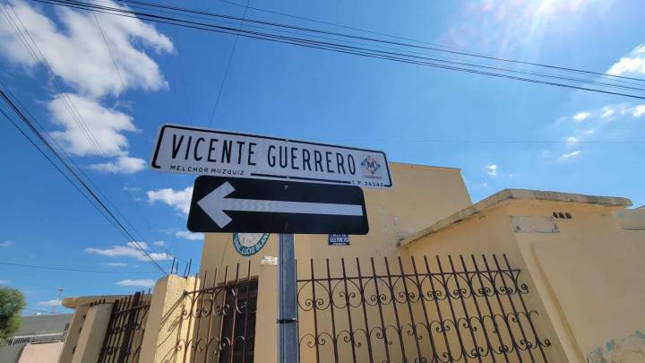 Instalación de nomenclaturas en calles por Gobierno Municipal Múzquiz