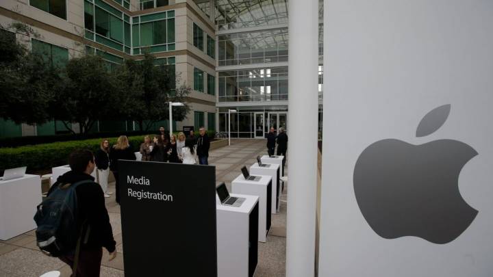 Apple removes ICE activity tracker apps, citing officer safety concerns