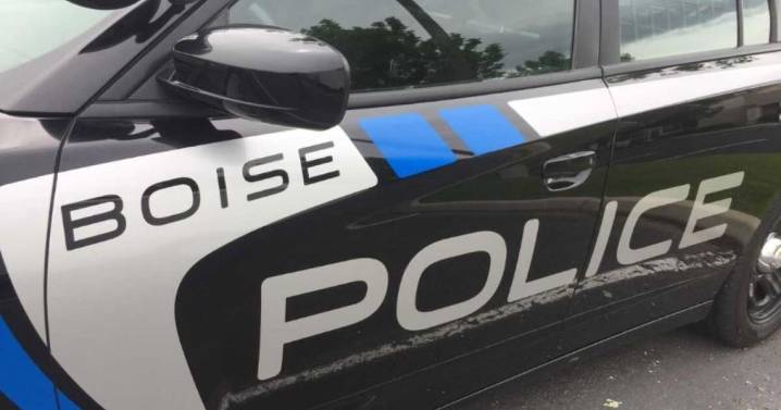 Boise man arrested after threatening mall employees with a knife