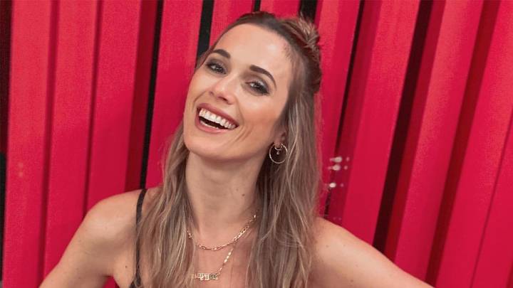 Una foto en un boliche desató rumores de romance entre Chechu Bonelli y un famoso conductor: así reaccionó ella
