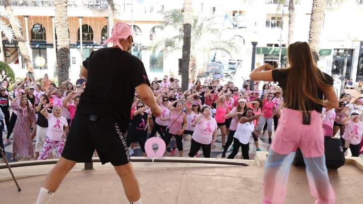 Alicante se tiñe de rosa contra el cáncer de mama