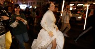 Rosalía presenta su disco en las pantallas de Callao y desaparece a la carrera entre miles de fans