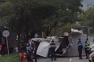 ¡Caos en el anillo vial! Camión perdió el control y terminó volcado en el sector de Las Piñas