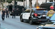 Ayuntamiento de Los Ángeles es evacuado tras choque de auto en escalinata