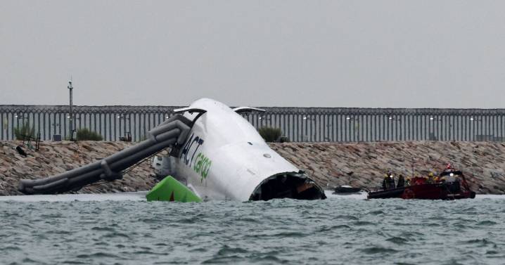 Avión de carga cae al mar en Hong Kong tras chocar con vehículo en pista: se reportan dos muertos