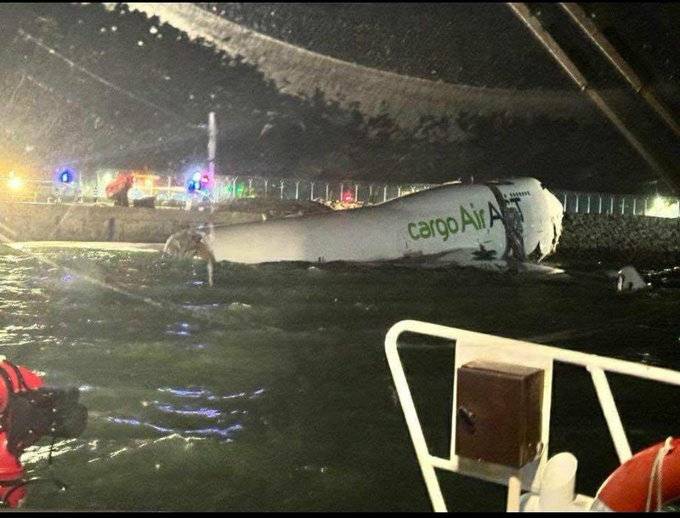 Avión en Hong Kong sale de la pista y cae al mar