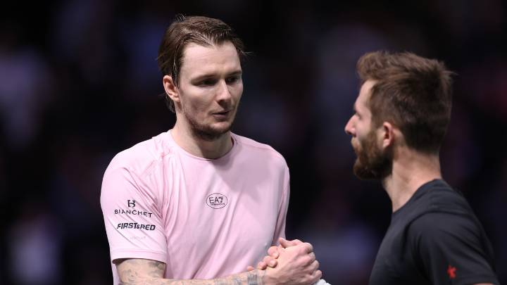 Recado de Alexander Bublik a Moutet tras ganarle en París: "Habló demasiado, no he tenido otra opción que castigarlo"