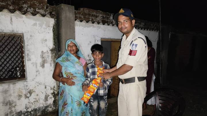 Mother denies Kurkure, 8-year-old boy calls cops in Madhya Pradesh, video goes viral