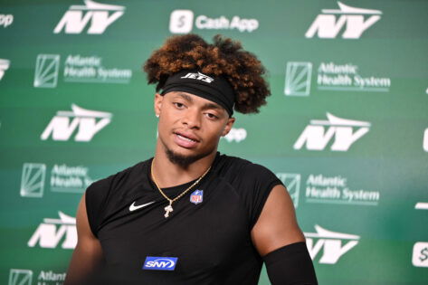 Justin Fields Forced to Break Character as Aaron Glenn Benches Jets Veteran Mid