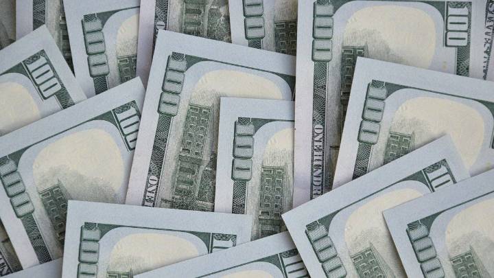 El dólar vuelve a desinflarse: el mayorista baja $30 y se aleja del techo de la banda