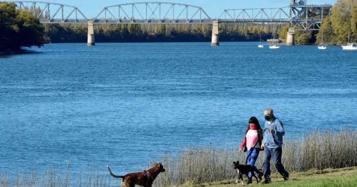 Sol y fuertes ráfagas en Neuquén y Río Negro este domingo: los peores horarios del viento en el Alto Valle