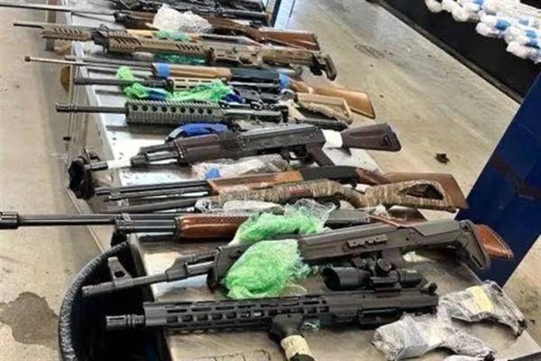 Aseguran en Laredo, Texas, 400 armas que cruzarían a México