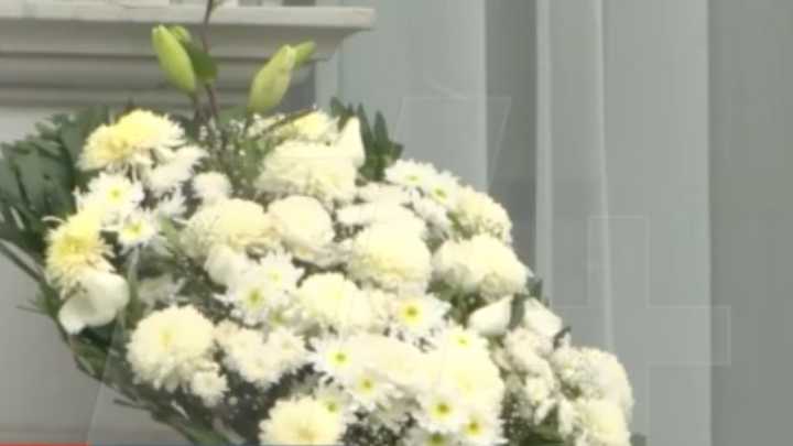 Dejan Ofrendas Afuera del Salón de Belleza en Zapopan de Miguel de la Mora Asesinado en CDMX