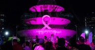 Desfilan con 'bodypaint' en Guadalajara sobrevivientes de cáncer de mama