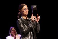 Una emocionada Maribel Verdú recibe el Premio Rafael Azcona