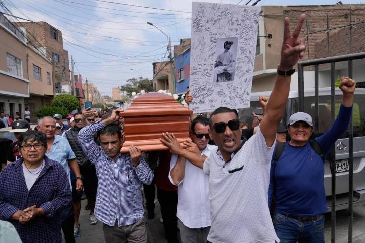 «Justicia para Truko»: peruanos despiden a cantante de hip hop muerto en protesta 