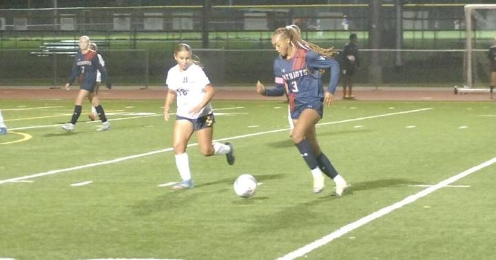Vrobel's five goals lift Patriots past Eagles