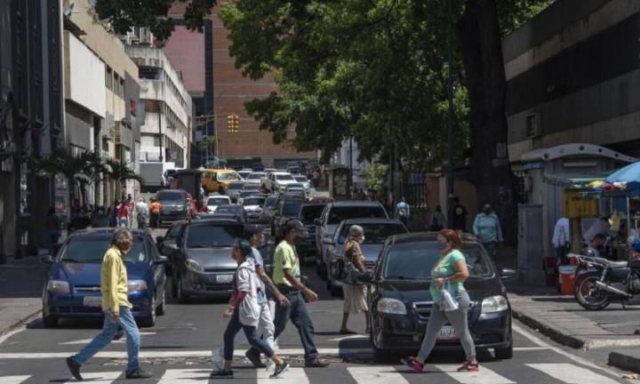 71% de hogares venezolanos recibe algún subsidio, según estudio