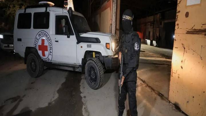 Hamás entrega cuerpo equivocado; Israel niega coincidencia con rehenes