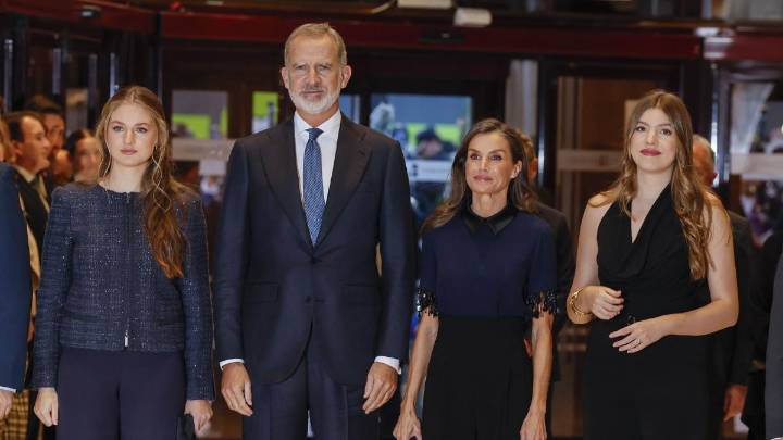 Letizia, Leonor y Sofía: sinfonía de azul y negro en el concierto de Oviedo