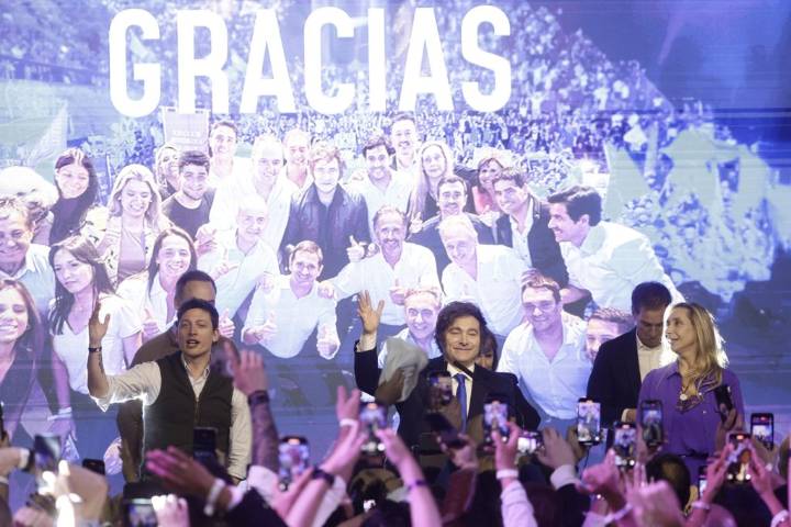 Victoria de Milei en Argentina resalta la prioridad electoral contra la inflación y el kirchnerismo