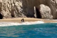 Cierran playa bajo el Arco de Cabo San Lucas por alto riesgo para turistas