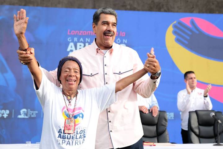 Maduro convoca al sector privado para respaldar a abuelos