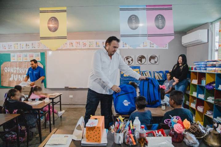 Presidente Jorge Aldana entrega útiles escolares y mochilas en la comunidad de Los Reyes