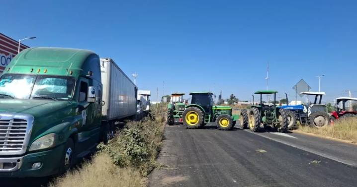 ¡Más de 2 días atrapados! Continúan bloqueos en carreteras de Guanajuato, Sinaloa y Michoacán por agricultores; autopistas afectadas
