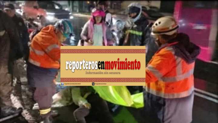 MUJER MOTOCICLISTA CAYÓ EN UNA COLADERA Y TERMINÓ DERRAPANDO EN LA ALCALDÍA COYOACÁN