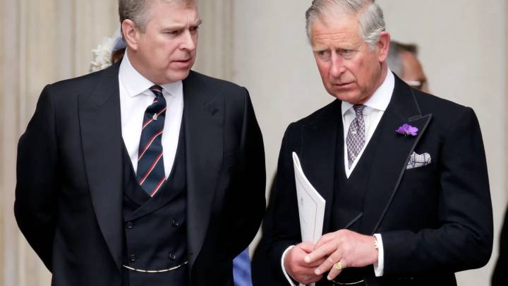 El rey Carlos III fuerza al príncipe Andrés a renunciar a sus títulos para evitar que el escándalo Epstein golpee la corona