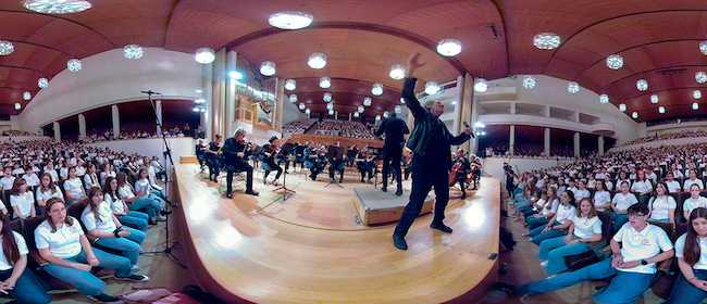 La voz de Miguel Ríos se une a la de 1.600 escolares de Granada en un canto a la alegría