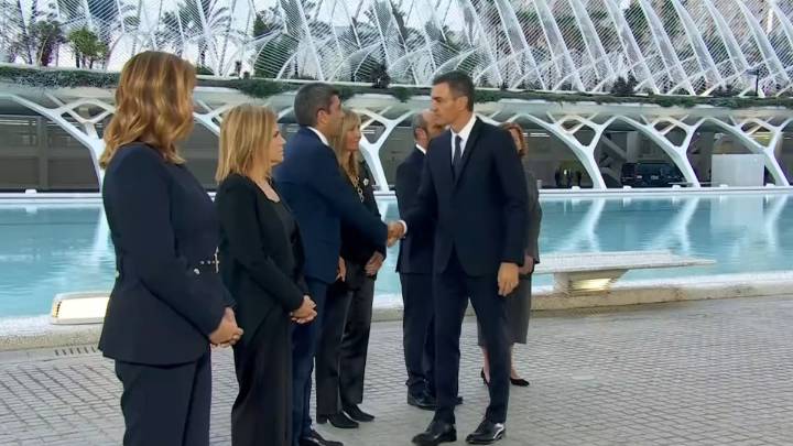 Así ha sido el frío saludo entre Pedro Sánchez y Carlos Mazón en el funeral por las víctimas de la DANA