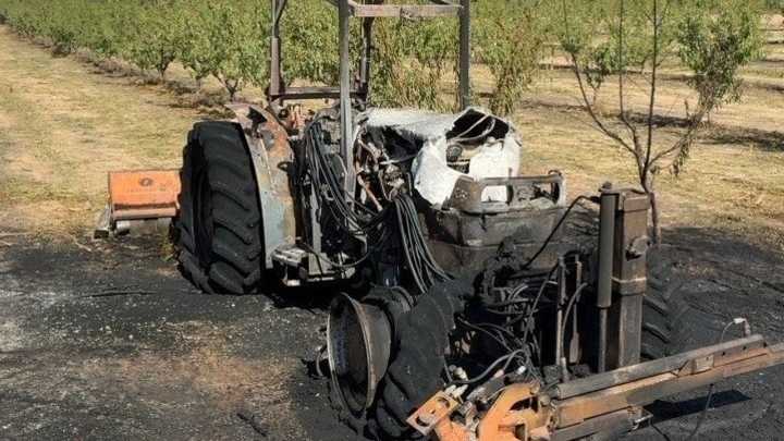 Un agente medioambiental sofoca el incendio de un tractor en Cehegín (Murcia) junto a una zona forestal