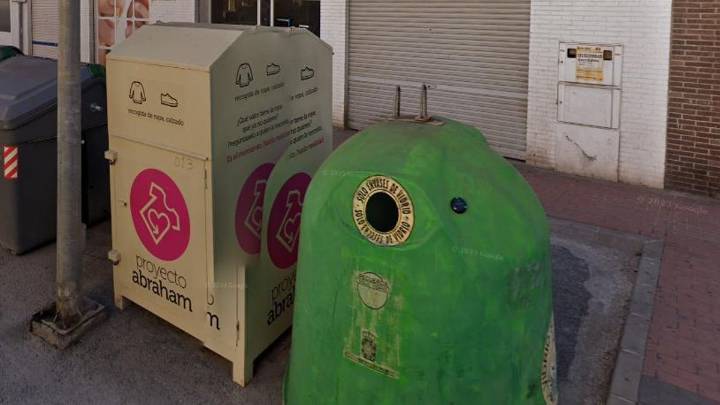 Muere un hombre atrapado en un contenedor de ropa en Murcia