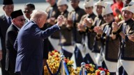 Trump baila en la alfombra roja al llegar a Malasia