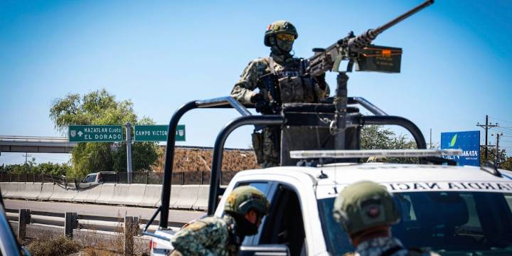 Fiscalía de Sinaloa halla restos humanos en fosa clandestina en San Pedro