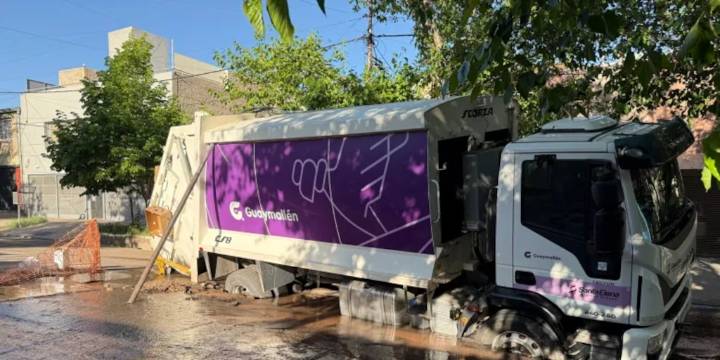Se hundió una calle en Mendoza y un camión recolector de residuos quedó enterrado 10 horas