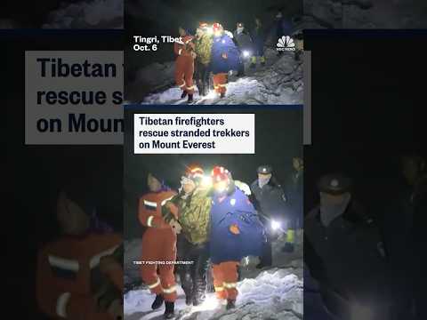Tibetan firefighters rescue stranded trekkers on Mount Everest