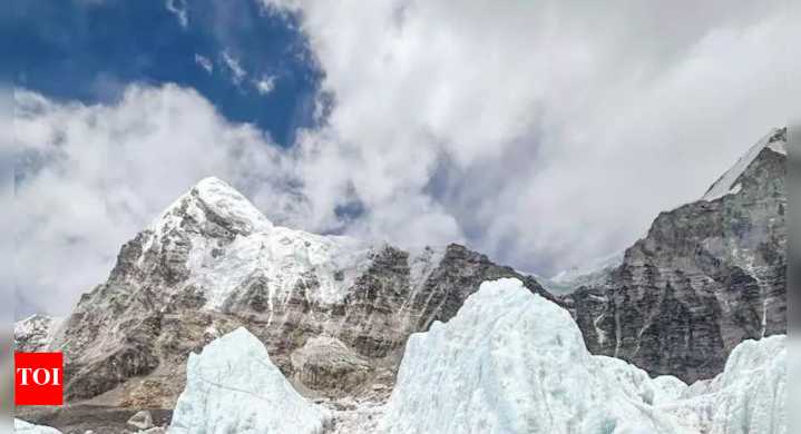 Mount Everest blizzard: Nearly 1,000 trapped on eastern slope at Tibetan side; rescue efforts under way