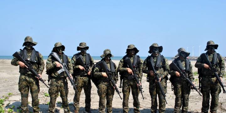 Marina rescata a 28 menores de edad presuntamente privados de la libertad en altamar en México