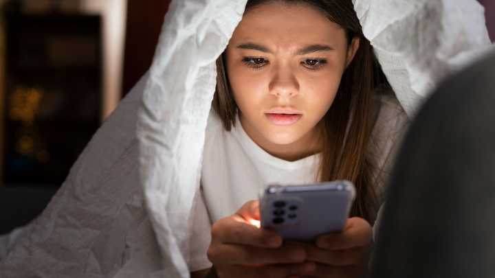 ¿Revisas el móvil antes de irte a dormir? Esto dice la psicología de ti