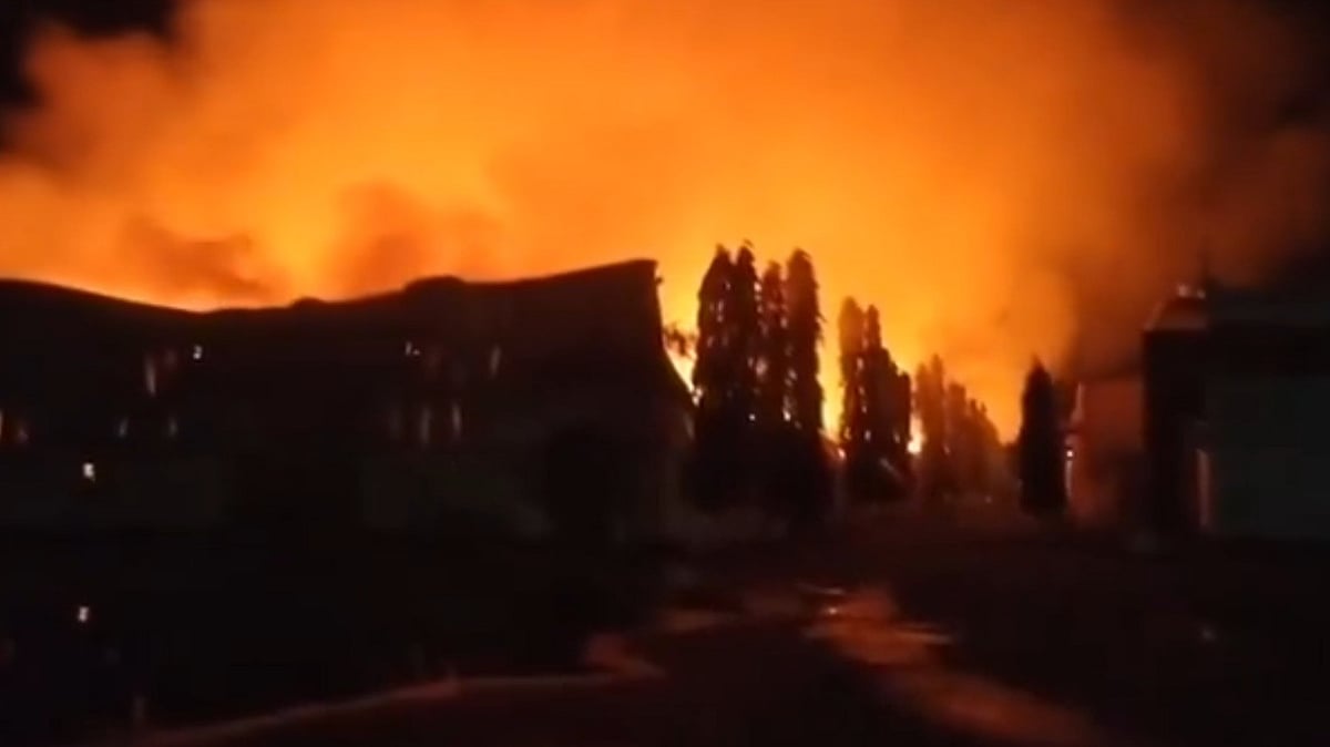 Massive Fire Breaks Out At Tobacco Factory In Andhra Pradesh's Prakasam District; Dramatic Video Surface