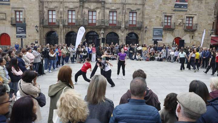El baile (y la electrónica) revolucionan la plaza del Marqués de Gijón con tres actuaciones