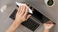Cómo limpiar la pantalla de la notebook con un truco casero y sin dañarla