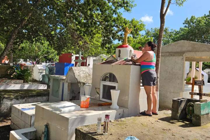 Familias de Puerto Morelos iniciaron la limpieza y restauración de tumbas por el Día de Muertos