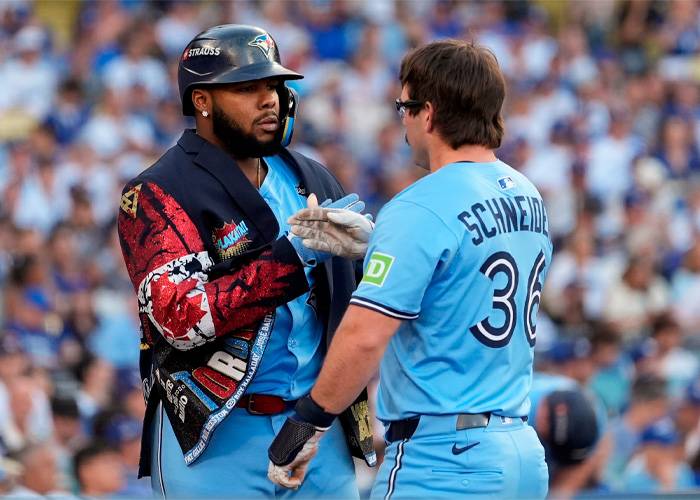 Por primera vez en la Serie Mundial, un partido abrió con 2 cuadrangulares consecutivos